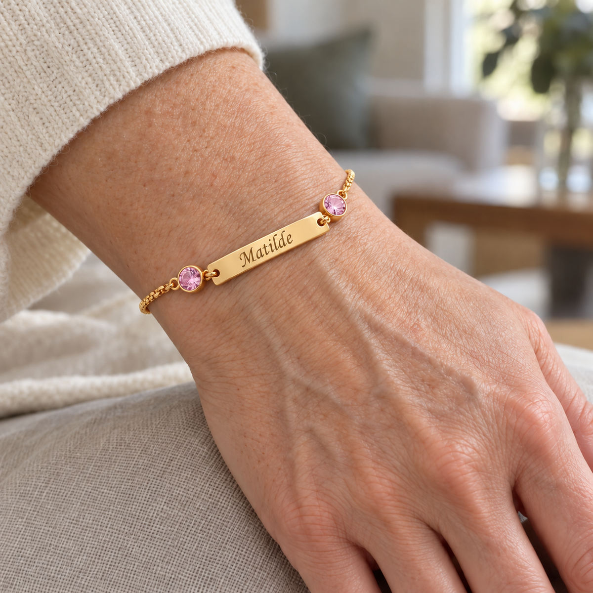 Pulseira dourada personalizada Matilde com pedras rosa no pulso
