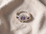 Anel elegante de prata com uma flor de lótus roxa