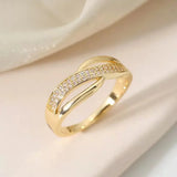 Anel clássico e elegante Catherine, dourado e adornado com zircónias brilhantes