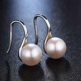 Brincos pendentes elegantes com pérolas