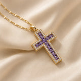 Colar minimalista elegante com pendente em forma de cruz