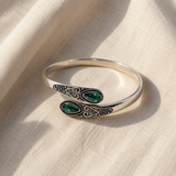 Pulseira elegante com um encantador pendente de esmeralda em forma de lágrima