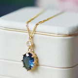 Colar elegante com uma encantadora pedra azul-safira