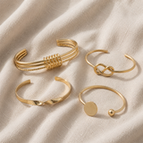 Conjunto elegante de pulseiras douradas – Elegância entrelaçada