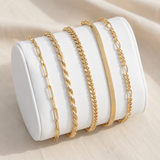 Conjunto de pulseiras douradas de várias correntes para combinar em camadas de forma marcante