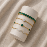 Conjunto elegante de pulseiras com pedras preciosas verdes