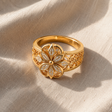 Anel dourado elegante adornado com zircónias florais