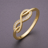 Anel dourado elegante com motivo do infinito e corrente