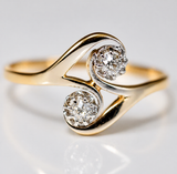 Anel dourado vintage elegante com design ondulado e zircões brilhantes