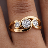 Anel dourado vintage elegante com design em espiral e zircões brilhantes