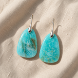 Brincos elegantes com pedra turquesa
