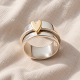 Anel elegante de prata com coração dourado
