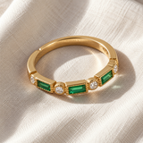Anel elegante de dourado adornado com zircónias verdes