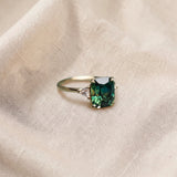 Anel vintage elegante dourado com pedra preciosa verde