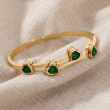 Elegante pulseira dourada com corações verdes