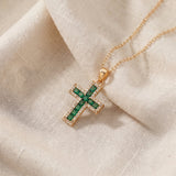 Colar de dourado Solene com pendente em forma de cruz e esmeralda