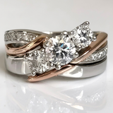 Anel vintage elegante, dourado e prateado, adornado com zircões brilhantes