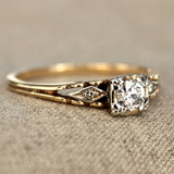 Anel dourado vintage elegante com zircões brilhantes