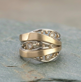 Elegante anel de dourado vintage ondulado, adornado com zircões brilhantes