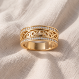 Anel elegante de dourado oco