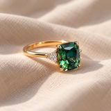 Anel vintage elegante dourado com pedra preciosa verde
