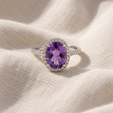 Anel elegante de prata com ametista oval e zircões brilhantes