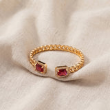 Elegante pulseira aberta dourada Veloria com rubi