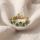 Elegante anel aberto em dourado Calira com esmeralda cintilante