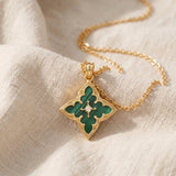 Elegante colar de ouro com pendente em forma de trevo e esmeralda