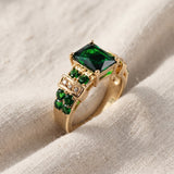 Anel de dourado elegante com esmeralda