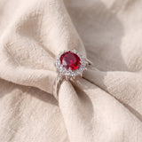 Anel halo elegante com rubi em prateado