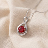 Colar elegante em prateado com pendente do infinito e rubi
