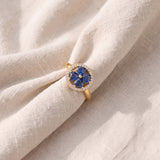 Anel de dourado elegante e giratório com coração e safira