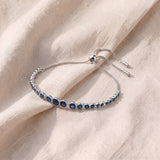 Pulseira elegante em prateado com safira de lapidação redonda