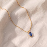 Colar elegante e minimalista com pendente de safira – prateado