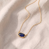 Colar elegante em dourado com safira oval