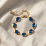 Elegante pulseira de corrente em dourado com safiras ovais
