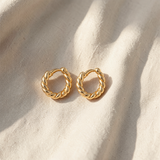 Brincos torcidos Luna – um detalhe elegante para qualquer estilo