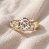 Anel dourado elegante com cristal brilhante