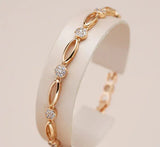 Pulseira dourada elegante adornada com zircónias brilhantes