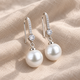 Brincos pendentes elegantes de pérolas com zircónias brilhantes em prateado