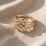 Anel dourado elegante adornado com zircónias florais