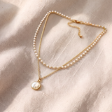 Colar elegante dourado com pérolas | Estilo intemporal