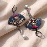 Brincos vintage elegantes com cristal vermelho cintilante e pérola delicada