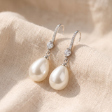 Brincos pendentes elegantes em ouro branco com pérolas brilhantes