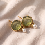 Brincos elegantes de estilo antigo, com pedra verde e pérola, em ouro branco