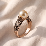 Anel vintage elegante em ouro com uma bela pérola