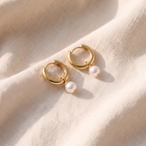 Brincos pequenos elegantes, banhados a ouro, com pérolas