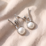 Brincos elegantes de estilo antigo com pérola irregular em ouro branco