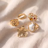 Conjunto elegante de 6 anéis de ouro com pérolas barrocas únicas